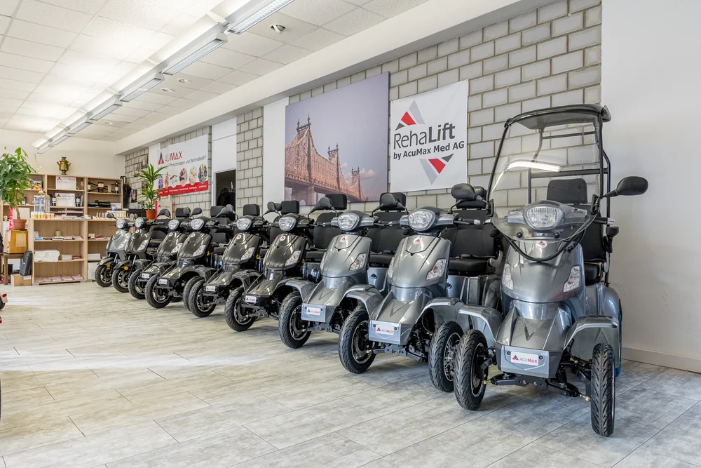 Graue und schwarze Elektromobile in der Ausstellung