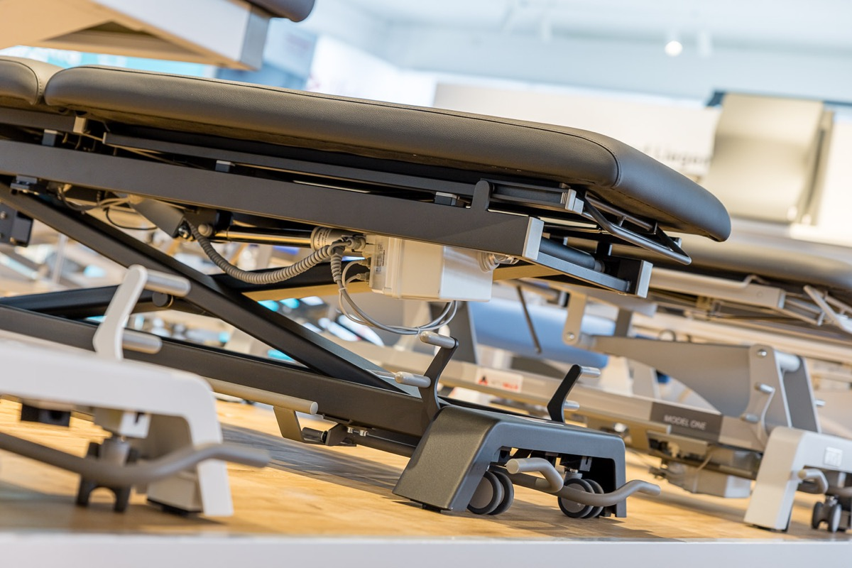 Detailansicht einer Therapieliege im Showroom