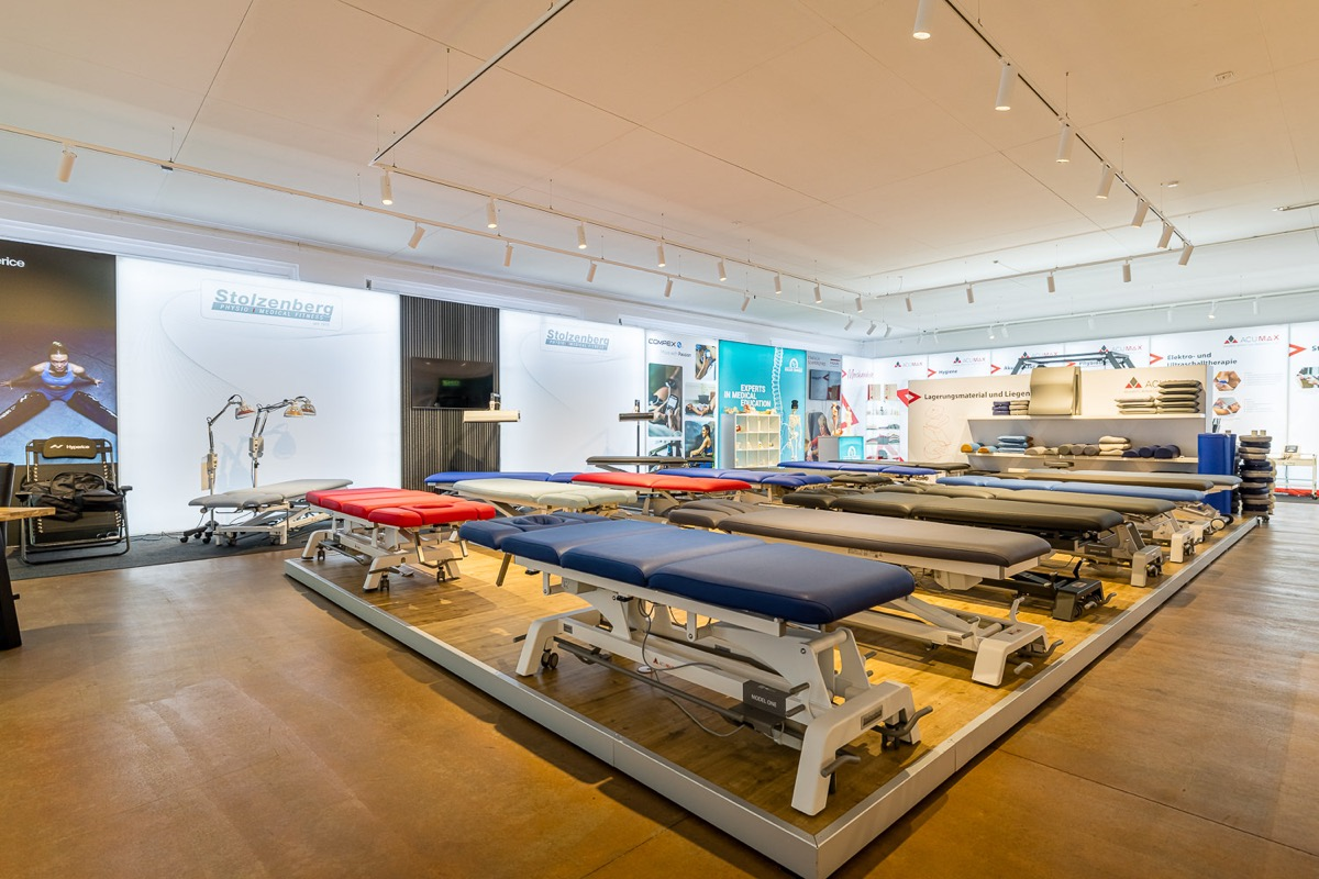 AcuMax Showroom mit Behandlungsliegen