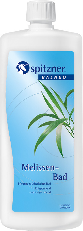 Flacon blanc haut avec bouchon à vis blanc. Étiquette bleue ornée de feuilles de mélisse vertes et allongées et du logo Balneo d'Spitzner. Inscriptions : « Bain à la mélisse », « Bain aux huiles essentielles nourrissant », « Détendant et équilibrant ».