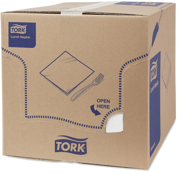 Emballage carton marron « TORK » pour serviettes. Devant: serviette pliée stylisée et fourchette pointillée indiquant la zone d'ouverture. Découpe latérale montrant des serviettes blanches. «OPEN HERE» avec flèche.