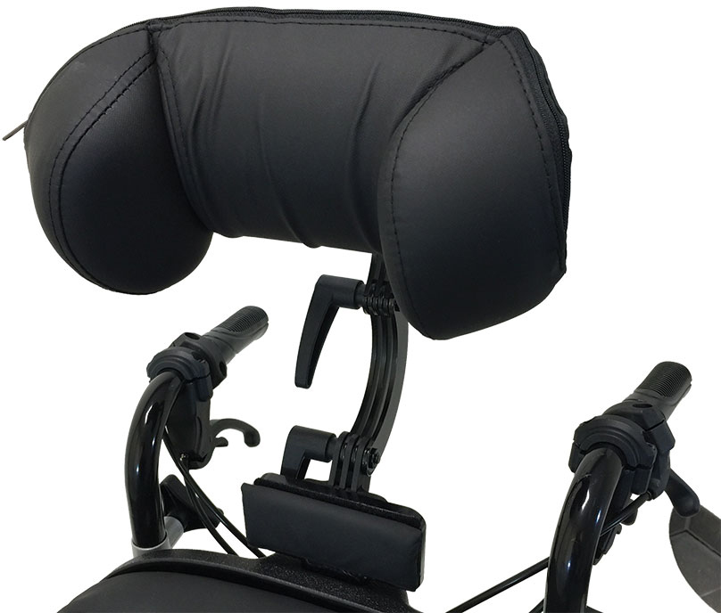 Poggiatesta nero per sedia a rotelle, dalla forma ergonomica, con cerniera a vista nella parte superiore, montato su un supporto regolabile. In primo piano: maniglie nere testurizzate e, a sinistra, la leva di un freno a tamburo.