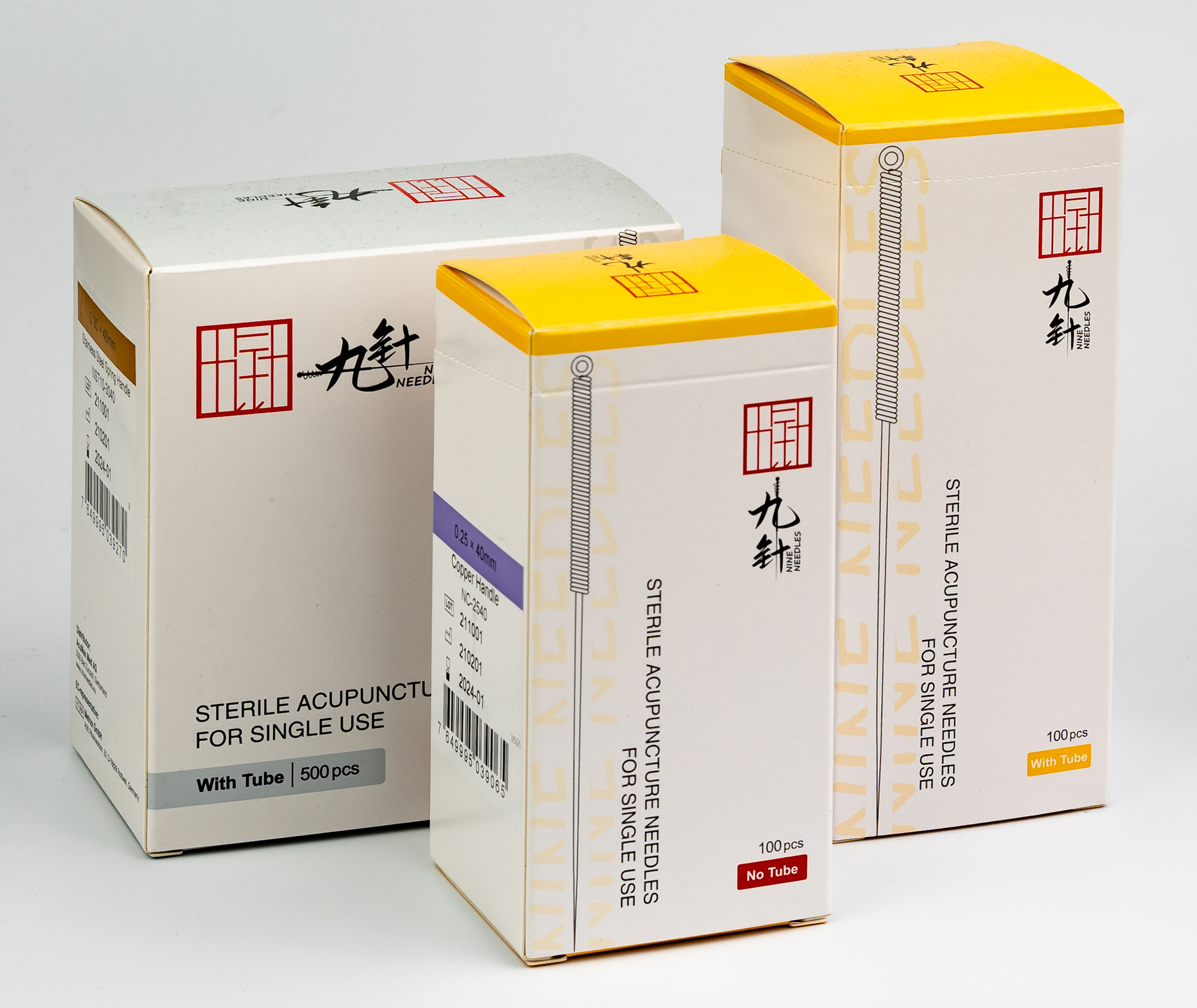 Tre confezioni aghi per agopuntura Nine Needles tipo C, scatole bianche con coperchi gialli, logo e dicitura "STERILE ACUPUNCTURE NEEDLES FOR SINGLE USE". Da 500 «With Tube», da 100 «No Tube» 0,25x40 mm, manico rame.