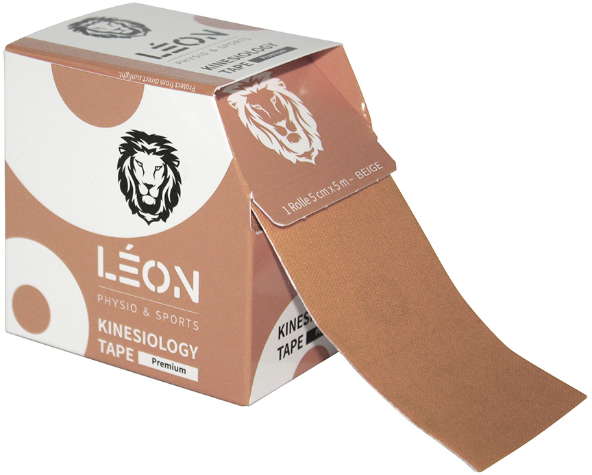Beige Verpackung des „LÉON Kinesiology Tape Premium“ mit Löwenkopf-Logo. Ein langer Streifen beiges Tape rollt heraus und biegt sich nach oben. Aufdruck: „PHYSIO & SPORTS“, „1 Rolle 5 cm x 5 m - BEIGE“.