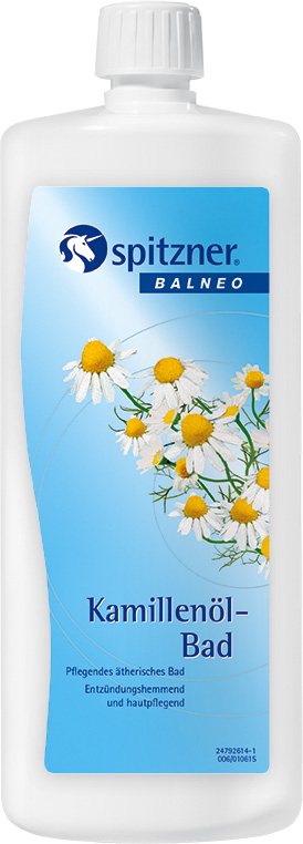 Bouteille blanche « Spitzner » Balneo, bain à l'huile de camomille, bouchon à vis blanc. Étiquette bleue avec fleurs de camomille (pétales blancs, cœur jaune) sur fond bleu clair, mentions : « Bain à l'huile de camomille ».