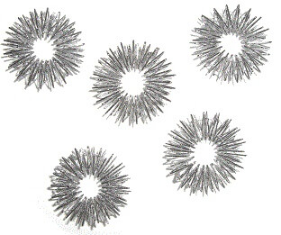 Cinque anelli per digitopressione argentati con sottili punte metalliche a spirale su sfondo bianco. Ogni anello ha un'apertura circolare, è flessibile e si adatta al dito ruotando. Ideale per flessibilità articolare.