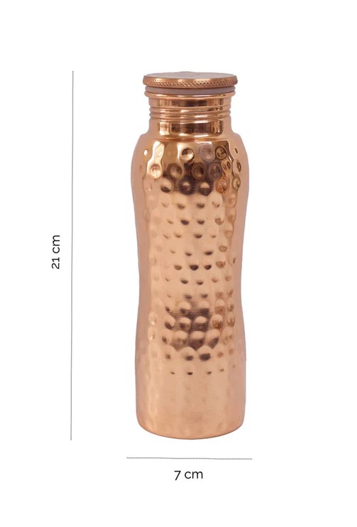 Glänzende, gehämmerte Kupferflasche mit geschwungener Form und Schraubverschluss auf weissem Hintergrund. 21 cm hoch, 7 cm Durchmesser. Unregelmässige Vertiefungen reflektieren das Licht und erzeugen Textur.