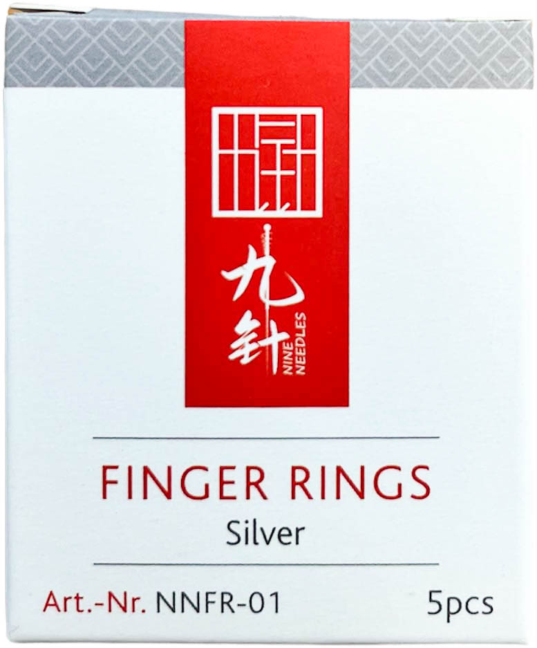 Confezione bianca di anelli per digitopressione color argento. Fascia verticale rossa con caratteri cinesi e la scritta "Nine Needles" in alto. Sotto: "FINGER RINGS Silver" e "5pcs" per il contenuto.