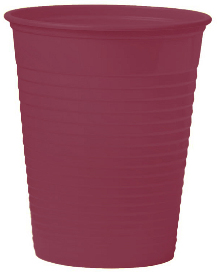 Ein dunkelroter Mundspülbecher aus recycelbarem Kunststoff mit 180 ml Fassungsvermögen. Der Einwegbecher hat einen abgerundeten Rand und horizontale Rillen für sicheren Griff und Stand. Auf weissem Hintergrund.