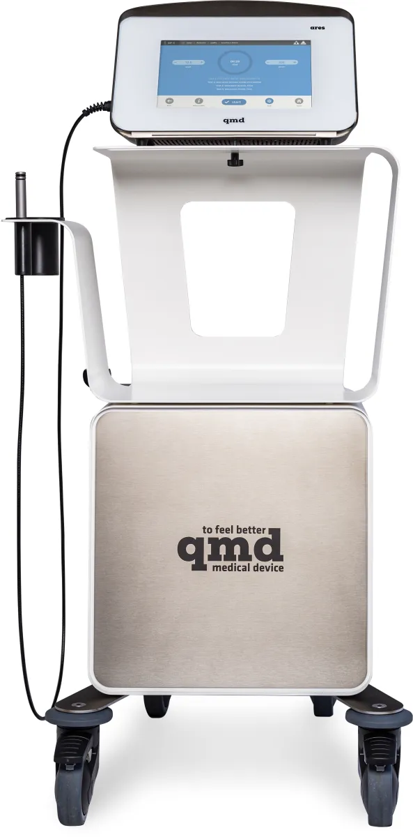 Ein modernes qmd® ares Lasertherapie-Gerät in Weiss und Metall-Silber auf einem mobilen Gerätewagen. Es verfügt über einen Touchscreen mit Anzeigefeldern und einem Start-Button. Eine schwarze Therapiesonde ist an der Seite in einer Halterung angebracht.