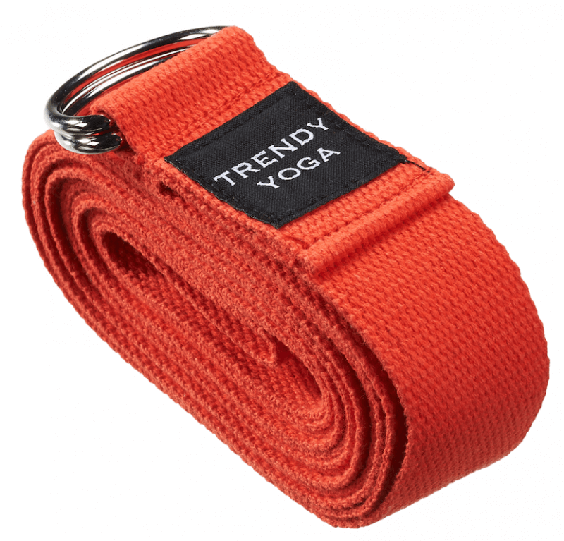 Sangle de yoga orange vif Trendy Sport, avec deux anneaux en D argentés. Sur la boucle supérieure, une étiquette noire avec l'inscription blanche « TRENDY YOGA ». Accessoire robuste pour étirements, yoga et posture.