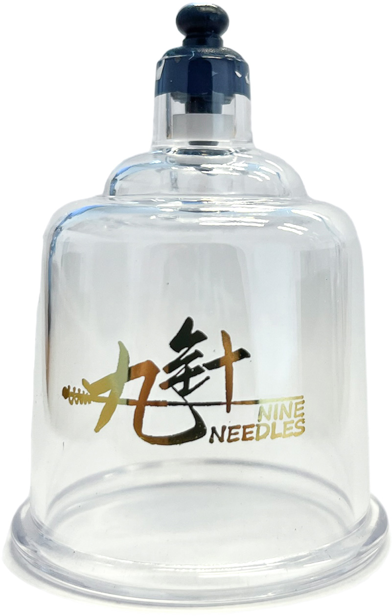 Vase à ventouses transparent en acrylique, forme en cloche, avec embout cylindrique foncé pour pompe à vide manuelle. Transparent avec logo doré, caractères chinois et inscription « Nine Needles ». Large rebord à la base, incassable.