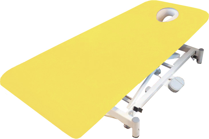 Housse jaune en tissu éponge extensible pour table d'examen médical. Bien tendue, avec fente ovale pour le nez à une extrémité. Douce, lavable, sans repassage, pour cabinets médicaux ou cliniques.