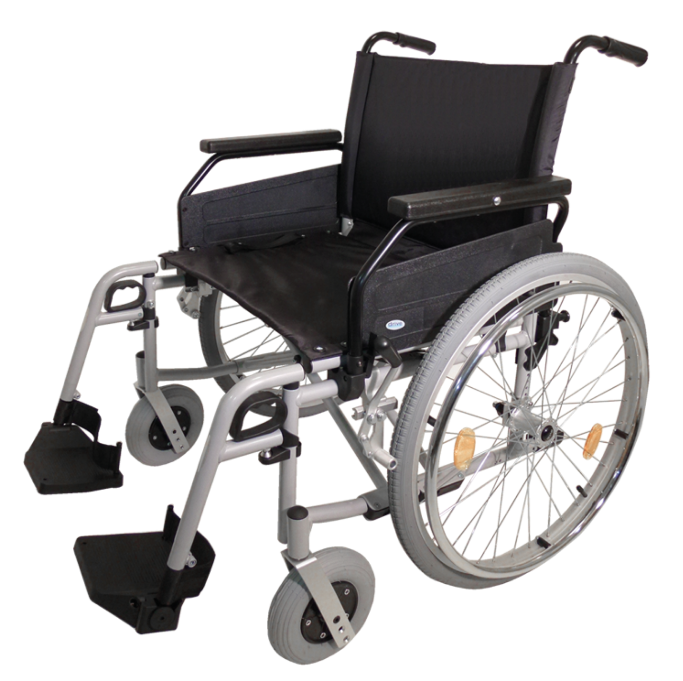 Sedia a rotelle Rotec XL, grigio-argento. Seduta e schienale neri. Ruote posteriori grandi, ruote anteriori piccole. Braccioli neri e poggiapiedi regolabili. Larghezza della seduta 51 CM, senza freno a tamburo.