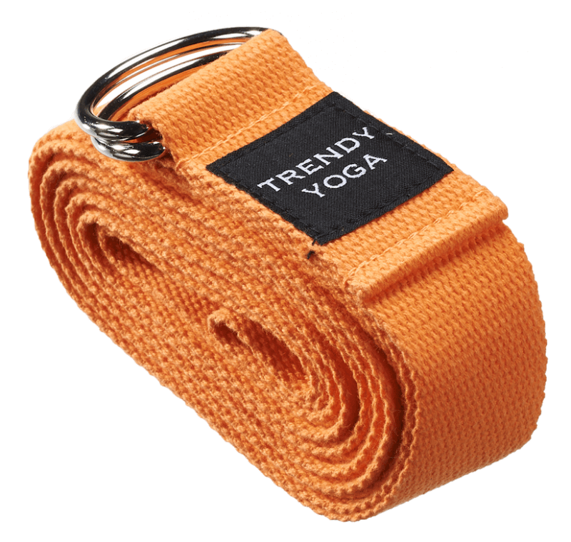 Sangle de yoga orange en tissu, étroitement enroulée, à texture tissée marquée. Deux anneaux en D argentés brillants sont fixés à l'extrémité. Étiquette noire « TRENDY YOGA ». Idéale pour étirements, yoga et entraînement.