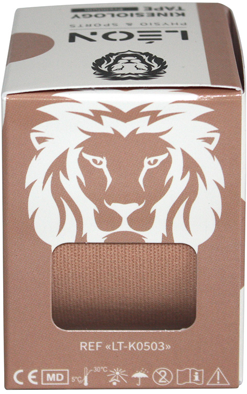 Verpackung des Leon Premium Kinesiology Tapes in Beige. Vorderseite mit grossem weissem Löwenkopf-Logo auf beigem Hintergrund. Rechteckige Aussparung zeigt das beige, texturierte Tape. Unten: REF LT-K0503 und Symbole.