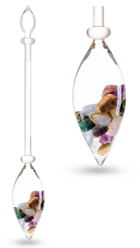 Schlanker, klarer Glasstab mit tropfenförmiger Phiole, gefüllt mit polierten Edelsteinen in Grün, Orange, Weiss und Violett. Nahaufnahme zeigt lebhafte Farben und glatte Textur. Steine im handgefertigten Glasgefäss eingeschlossen.