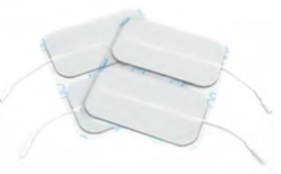 Quattro elettrodi adesivi rettangolari grigio chiaro con angoli arrotondati, leggermente sovrapposti. Ogni elettrodo ha un sottile cavo bianco. I PHYSIOPADS sono riutilizzabili e conduttivi, ideali per elettroterapia.