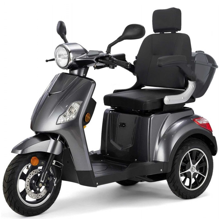 Veicolo elettrico moderno a tre ruote Swiss Edition 1000 grigio chiaro con sedile nero, braccioli e poggiatesta. Faro LED, specchietto, freni a disco e bauletto. Batteria agli ioni di litio rimovibile.