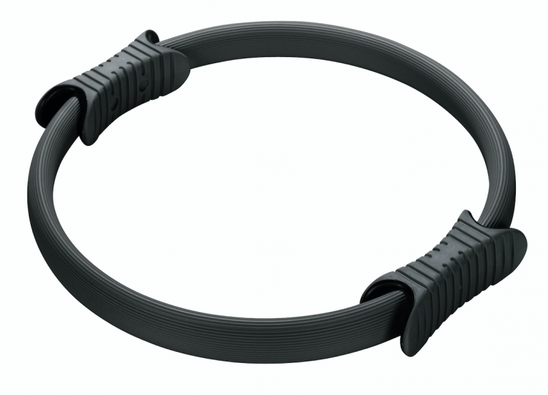 Anneau de Pilates gris foncé (Ø 38 cm) avec revêtement souple caoutchouté et fine nervure. Poignées ergonomiques en plastique des deux côtés, lavables et nervurées, pour une prise en main sûre pendant l'entraînement.