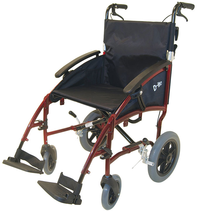 Fauteuil roulant de transport D-Lite léger rouge foncé, assise et dossier noirs, poignées ergonomiques, largeur d'assise 45 cm. Avec repose-pieds robustes rabattables et roues gris-noir pour mobilité et transport.
