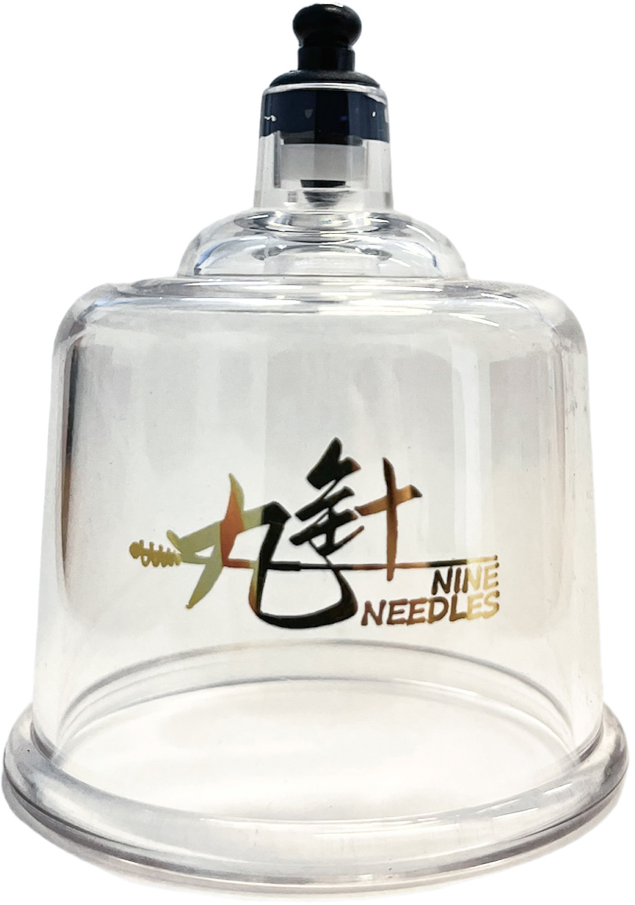 Vase de ventouse en acrylique transparent (Nine Needles) sur fond blanc, en forme de cloche avec une valve à vide noire sur le dessus. Inscription dorée en caractères chinois et en alphabet latin. Vase individuel de 5,8 cm destiné à la thérapie.