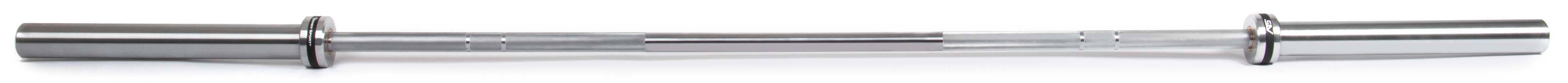 Barre d'haltères chromée brillante (50 mm) posée à l'horizontale sur fond blanc. Zone de préhension rainurée pour une prise optimale et supports lisses pour disques. Logo « Trendy Sport » visible. Idéale musculation.