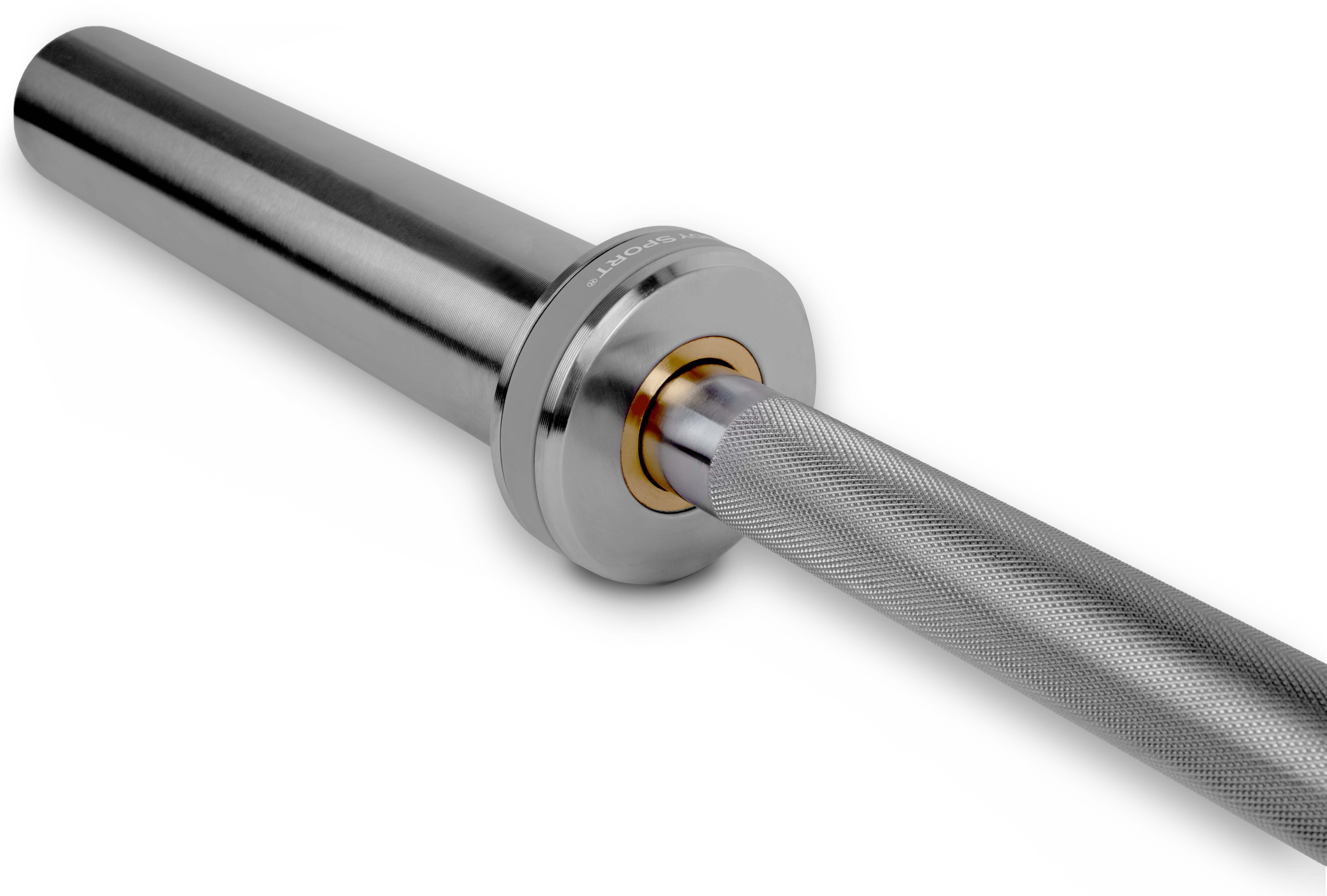 Gros plan sur une barre d'haltères argentée en acier chromé. Zone de fixation lisse 50 mm pour disques, surface de préhension rainurée pour une prise sûre. Anneau doré à la jonction : douille rotative. Logo «Trendy Sport» estampé.