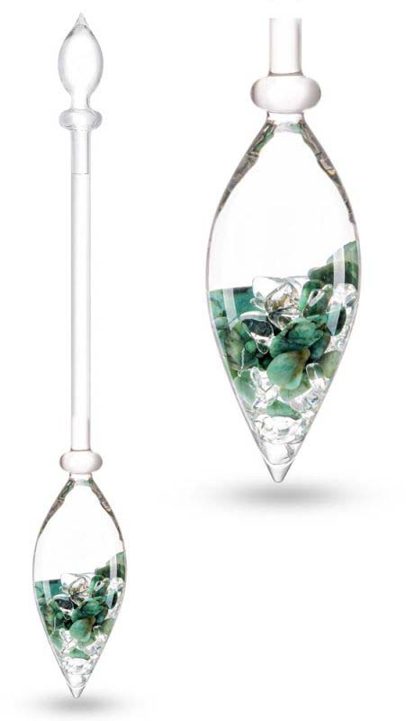 Lunga bacchetta di vetro trasparente con fiala a goccia inferiore, riempita di piccole pietre preziose verdi e trasparenti luccicanti. In alto elegante decorazione in vetro. Con giada e cristallo di rocca per energizzare l'acqua.