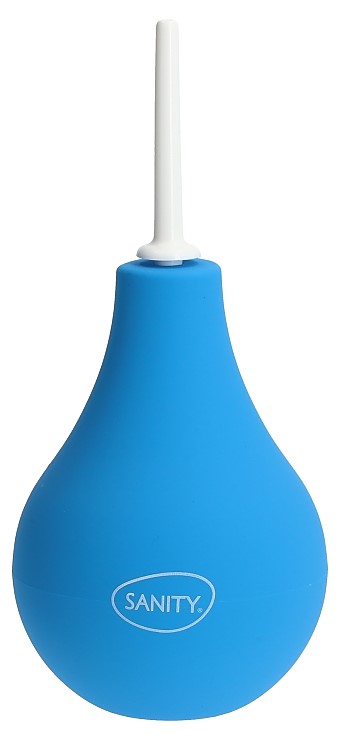 Seringue en forme de poire, de couleur bleu vif, de la marque Sanity. Dotée d’un embout long, blanc et effilé à son extrémité, représentée en position verticale. Contenance de 347 ml, en deux parties, idéale pour les applications médicales.