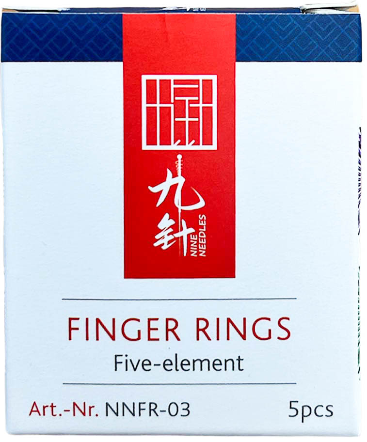 Confezione in cartoncino bianco per anelli da digitopressione di Nine Needles. Lato anteriore: «FINGER RINGS Five-element» in rosso. Striscia verticale rossa con caratteri cinesi e Nine Needles. In basso: NNFR-03, «5pcs».