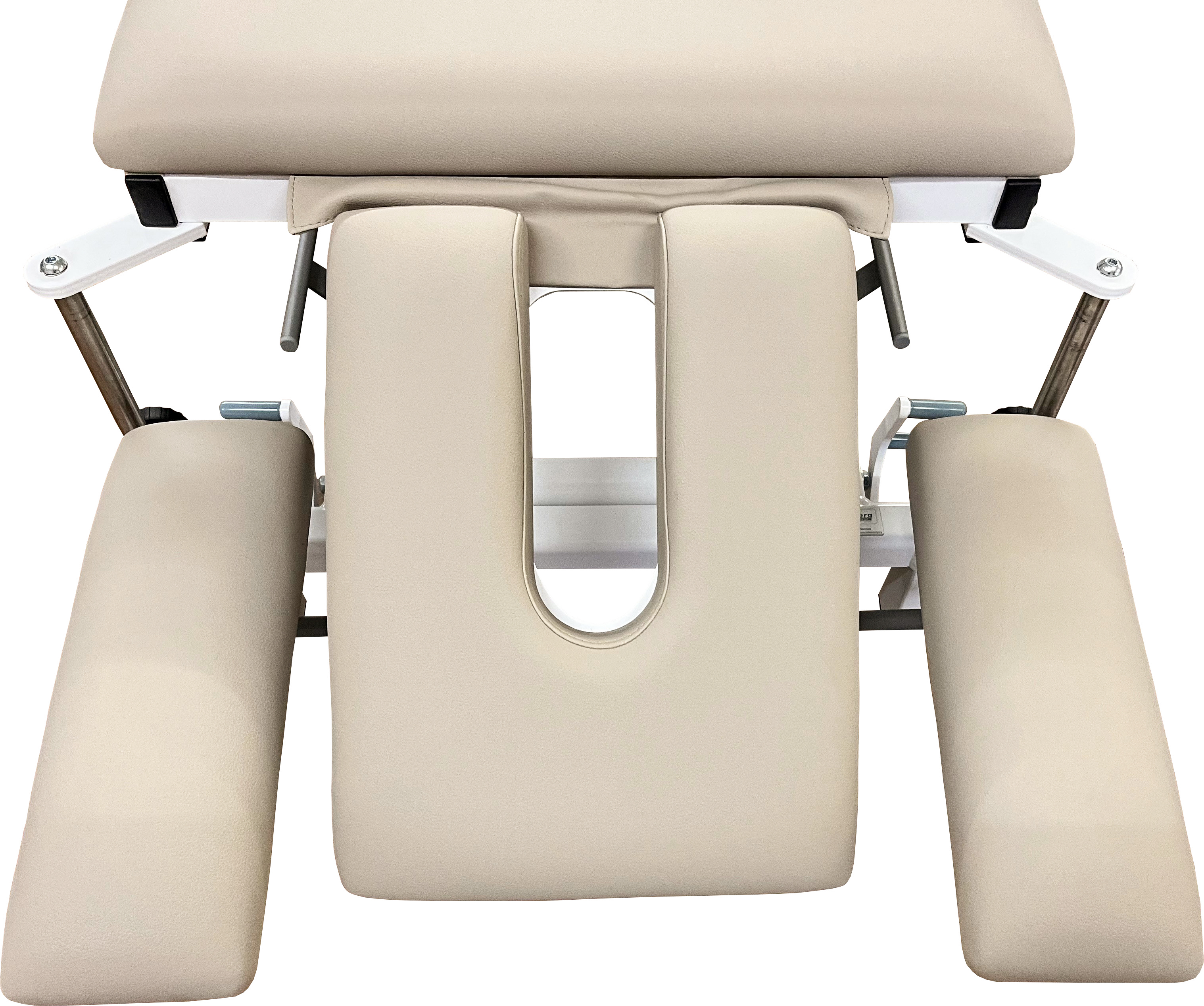 Detailed view of the head section of a light beige Limburg Basis 3 treatment couch with a padded U-shaped face cut-out. Soft, swivelling armrests on both sides. In a birch-coloured finish, ideal for physiotherapy or doctors’ surgeries.