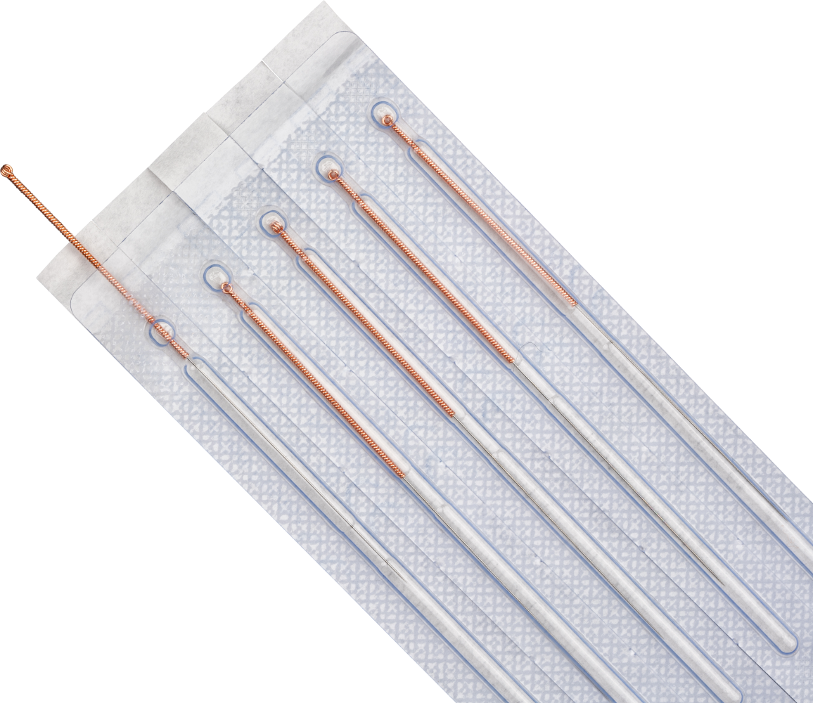 5 aghi per agopuntura "Nine Needles" tipo C, sterili e disposti in diagonale. Stelo sottile argentato, impugnatura ritorta color rame. Singoli blister trasparenti con retro in carta bianca, igienici per MTC.