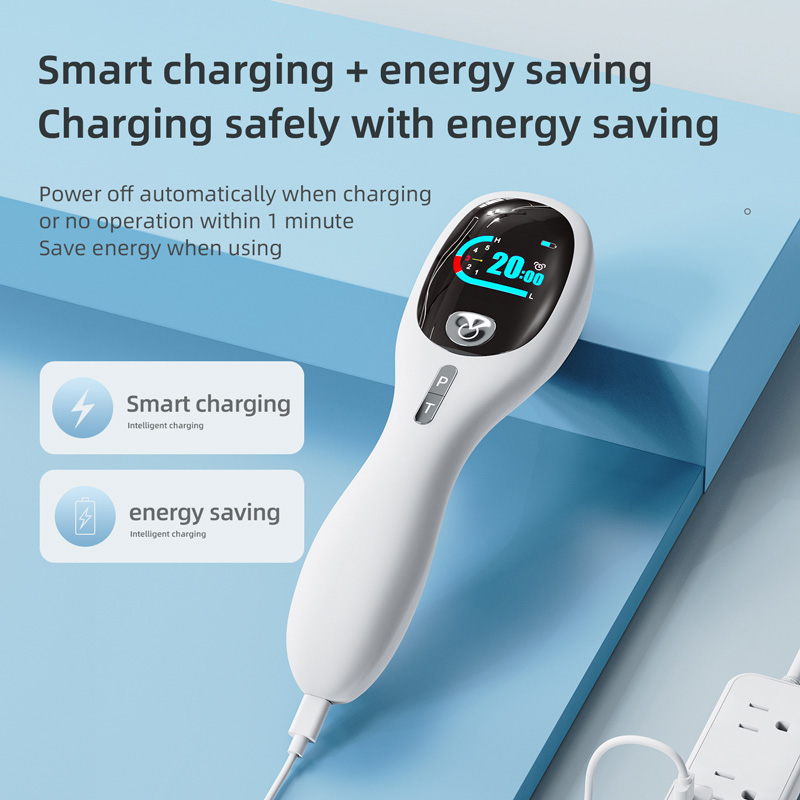 Dispositivo per terapia a luce rossa LASEASY, bianco ed ergonomico, con display LCD che mostra tempo di funzionamento e stato di carica. Si collega alla presa multipla via cavo. Ricarica intelligente e risparmio energetico.