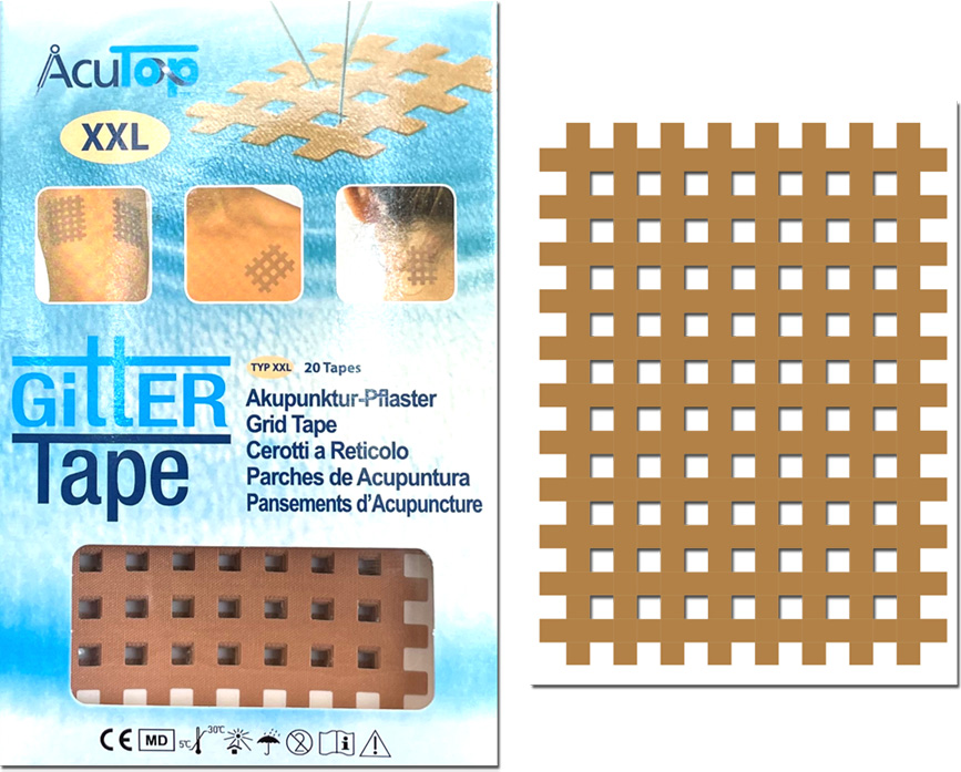 Beigefarbenes AcuTop Gittertape XXL Set in Verpackung, die die Anwendung auf Arm, Nacken und Rücken zeigt. Zudem ein Gitterpflaster auf Akupunkturpunkten, mit betonter quadratischer Gitterstruktur der Tapes.