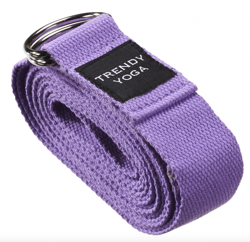 Sangle de yoga violette, bien enroulée, posée en diagonale sur fond blanc. À une extrémité, deux anneaux en D argentés brillants pour régler la longueur. Étiquette noire « TRENDY YOGA » en lettres blanches.