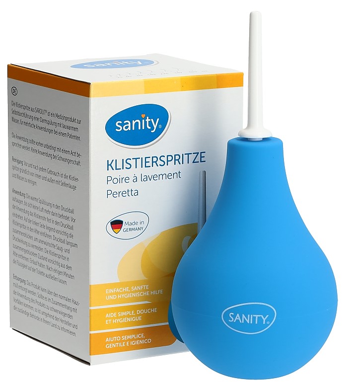 Seringue à lavement bleue en forme de poire « Sanity » avec embout blanc en 2 parties sur fond blanc, près de l'emballage. Boîte blanche et bleue avec marque, « KLISTIERSPRITZE », « Made in Germany » et consignes.