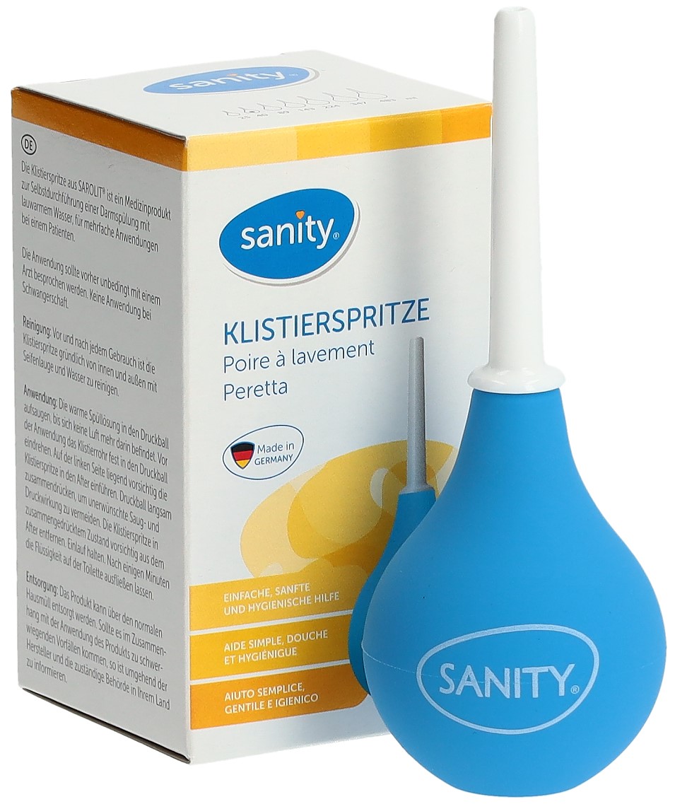 Seringue à poire bleue « Sanity » en forme de poire, avec embout blanc amovible, 40 ml, en deux parties. À côté, l'emballage blanc avec logo « Sanity » et «Seringue à lavement», fabriquée en Allemagne.