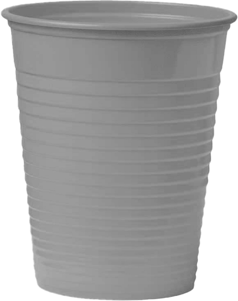 Grauer Einweg-Mundspülbecher aus robustem Kunststoff (180 ml). Horizontale Rillen sorgen für besseren Griff. Der obere Rand ist leicht abgerundet und erhöht den Komfort. Steht stabil auf ebenen Flächen und ist glänzend.