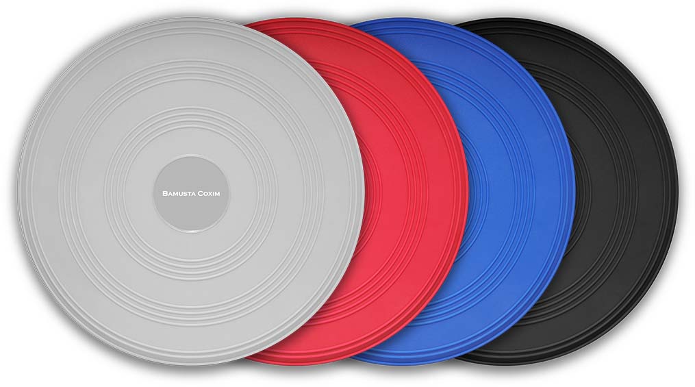 Four round Bamusta Coxim balance cushions in light grey, red, blue and black, arranged in a slightly overlapping pattern. Flat, grooved surface. The grey cushion bears the inscription ‘BAMUSTA COXIM’. Ideal for balance exercises and dynamic sitting.