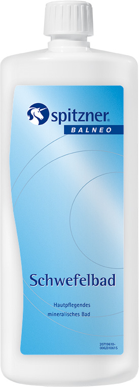 Bouteille blanche cylindrique 1 L « Spitzner Balneo Bain au soufre » avec bouchon à vis blanc strié. Étiquette bleue et blanche à l’avant, logo « Spitzner » (licorne) et mention « BALNEO », « Bain au soufre ».