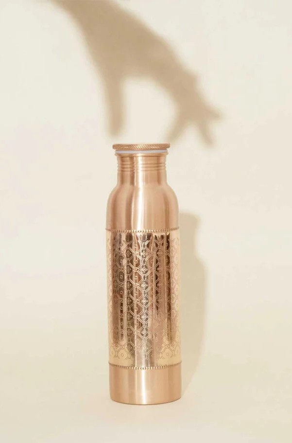 Polierte rosegoldene Kupfertrinkflasche mit detailreichem, handgeätztem Mosaikmuster in der Mittelzone. Oberer und unterer Bereich glatt und glänzend. Aufrecht vor hellem, neutralem Hintergrund, lichtreflektierend.