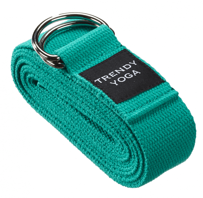 Sangle de yoga vert turquoise enroulée, posée en diagonale sur fond blanc. Tissu robuste avec deux anneaux en D argentés brillants à une extrémité. Étiquette noire « TRENDY YOGA ». Accessoire d'entraînement pour étirements et yoga.