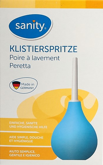 Emballage de la poire à lavement « Sanity » avec poire bleue et embout blanc. En haut le logo « Sanity », dessous « Klistierspritze » et « Made in Germany ». Blanc/jaune : simple, doux, hygiénique, 347 ml.