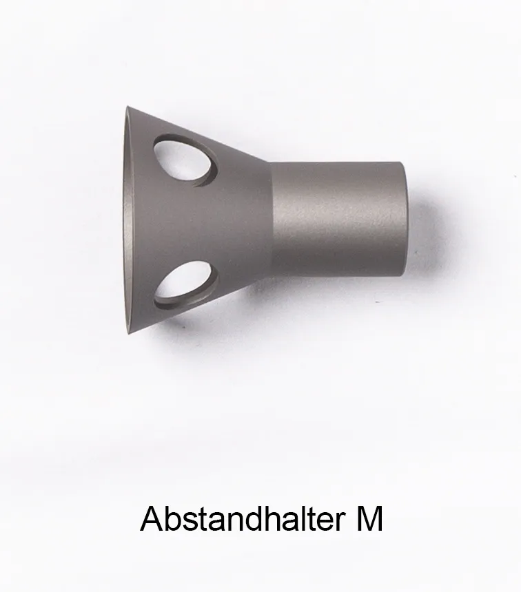 Dunkelgrauer, konischer Metallaufsatz an zylindrischem Schaft. Der vordere, trichterförmige Bereich hat zwei ovale Aussparungen. Als Abstandhalter für das qmd® helios Lasertherapie-Gerät für präzise Anwendungen.