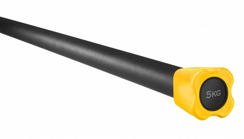 Barra pesi (Body Bar) nera e gommata raffigurata in diagonale su sfondo bianco. A destra, un tappo terminale quadrato di colore giallo brillante con la scritta "5KG" in caratteri argentati su una superficie rotonda nera – peso da allenamento di 5 kg.