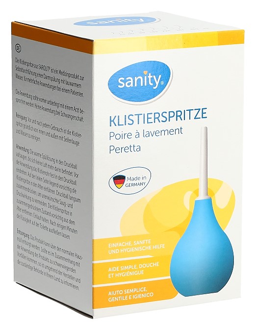 Emballage blanc « Sanity » pour une seringue à lavement. Représente une seringue en forme de poire bleue avec un embout blanc sur fond jaune. Met en avant les avantages « UNE AIDE SIMPLE, DOUCE ET HYGIÉNIQUE ». Label « Made in GERMANY ».