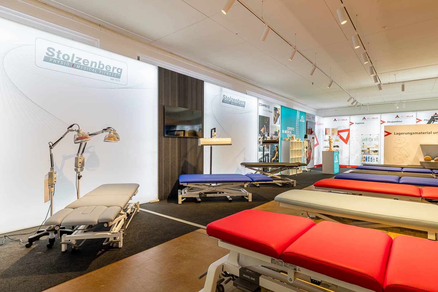 Verschiedene Therapieliegen in der AcuMax Ausstellung