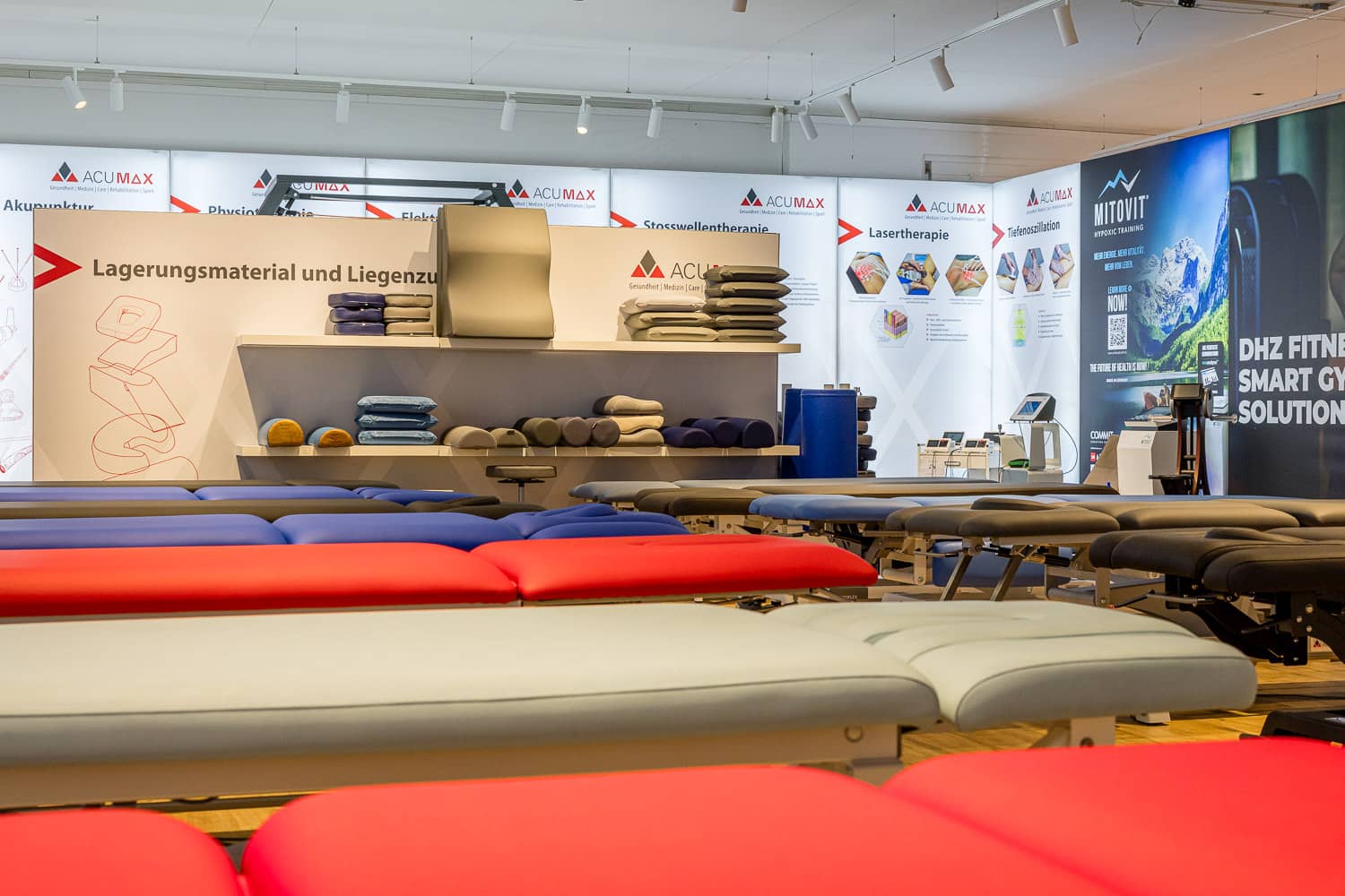 Therapieliegen im Showroom von AcuMax