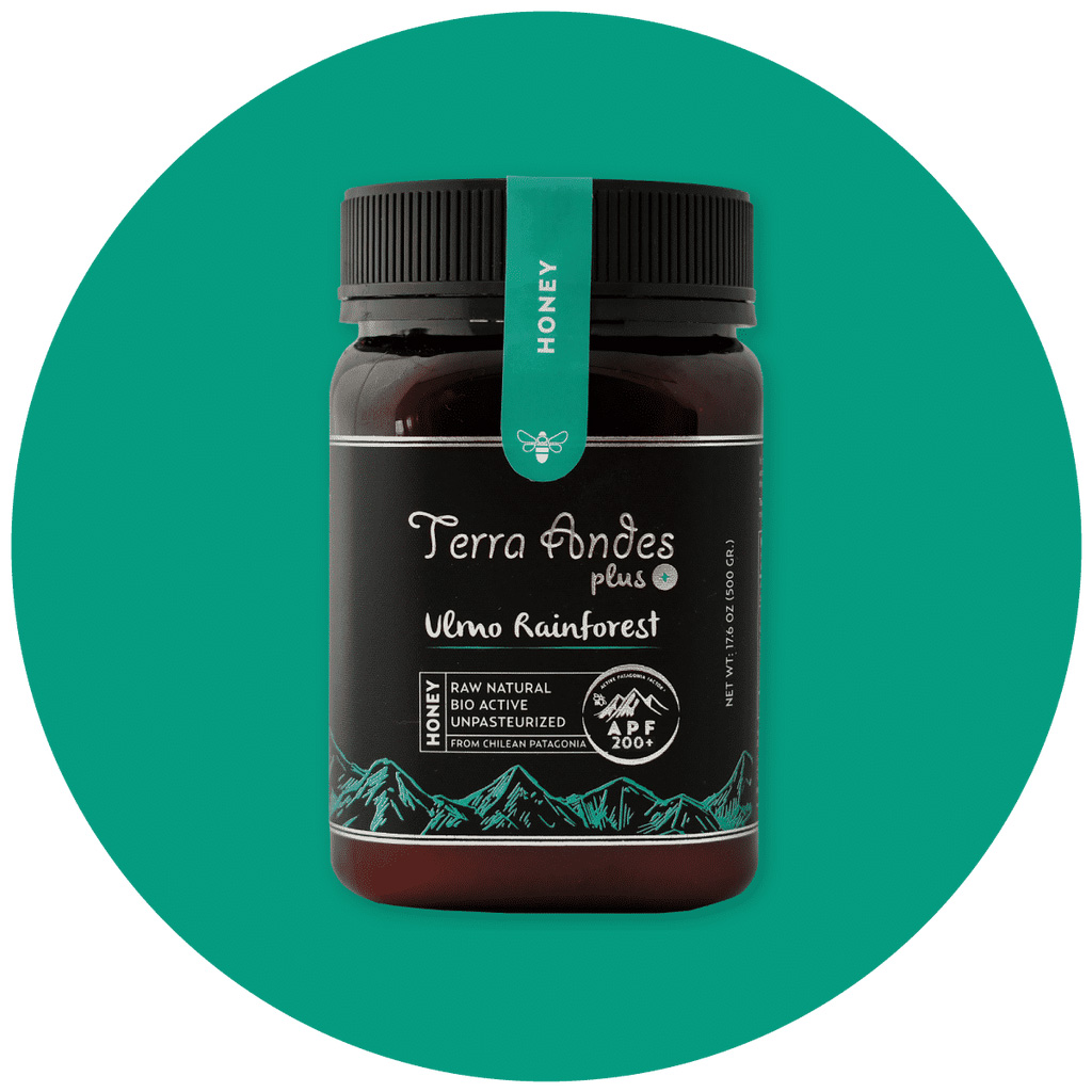 Vaso di miele marrone «Terra Andes plus Ulmo Rainforest» con coperchio nero. Etichetta nera con il nome del prodotto in caratteri bianchi, la scritta «HONEY» su una fascia verde con il simbolo dell’ape, «APF 200+» e la provenienza: Patagonia cilena.
